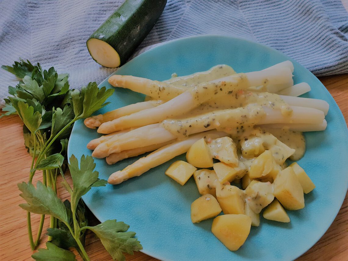 Spargel mit Zucchini-Kräutersoße