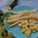 Spargel mit Zucchini-Kräutersoße