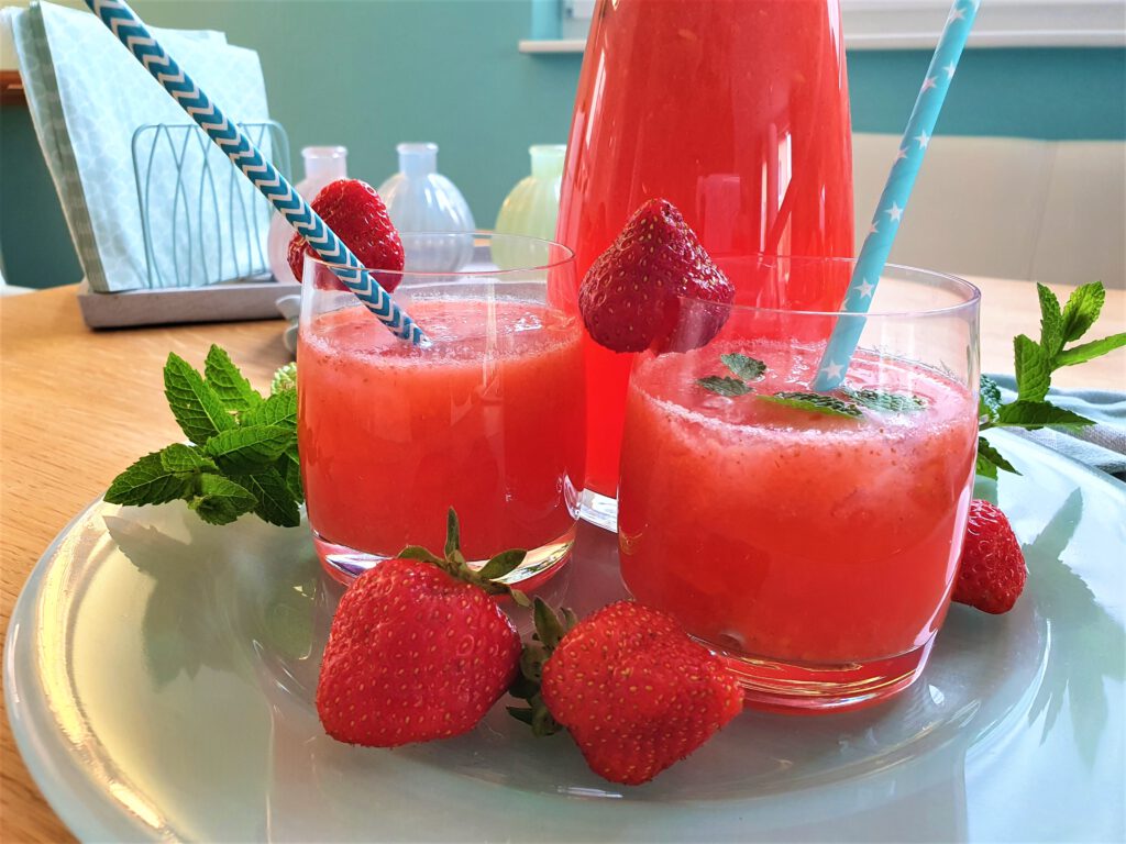 Erdbeer-Limo mit Minze im Glas