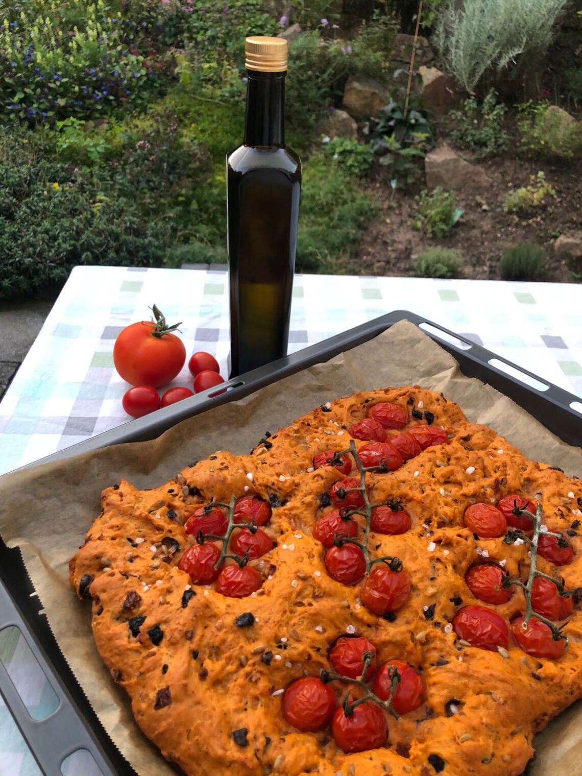 Tomatenfladenbrot mit Oliven